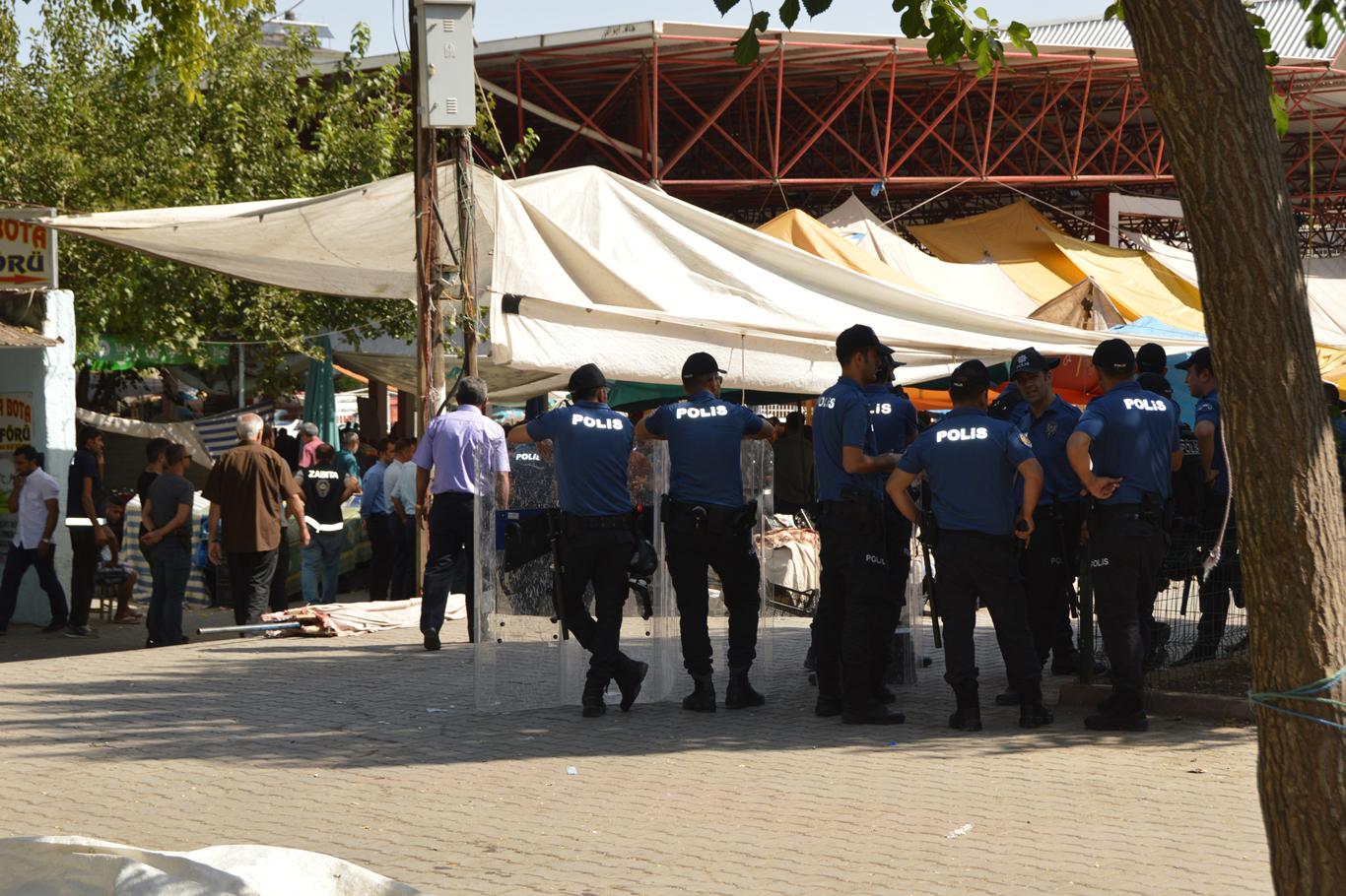 Pazarcı esnafı ile zabıta ekipleri arasında arbede Pazarcı esnafı ile zabıta ekipleri arasında arbede